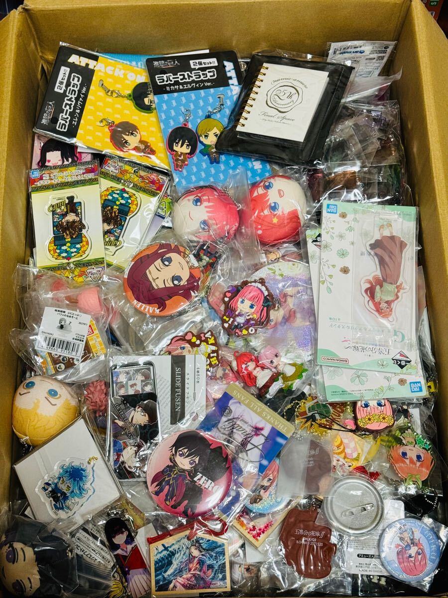 送料無料 大量 まとめ コミック アニメ 雑貨 等 グッズ セット 約16kg 缶バッジ アクリルスタンド アクリルキーホルダー 等 ①