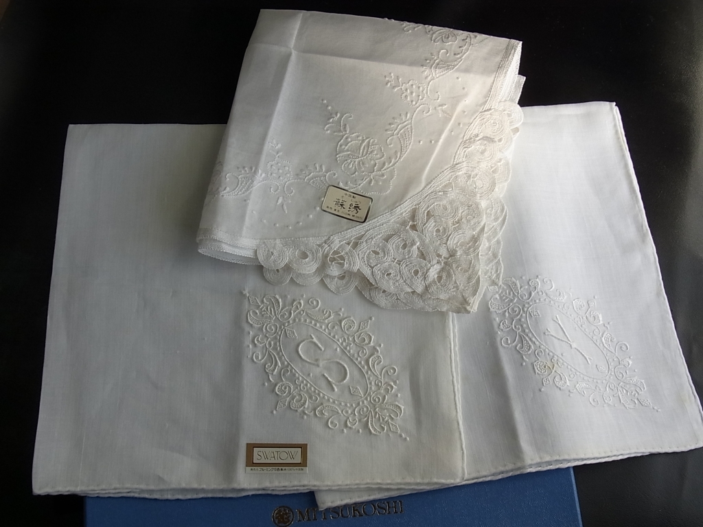 SWATOW スワトウ イニシャル刺繍入り 麻 2枚 & そしゅう 綿 1枚 、刺繍 ハンカチーフ/未使用 *長期個人保管品_画像2