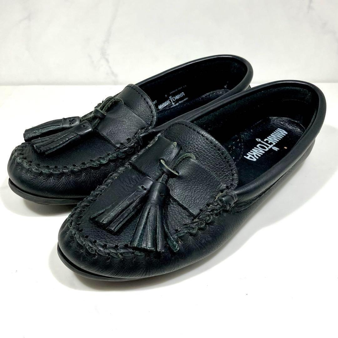 146即日発送MINETONKA ミネトンカ　革靴　レザーモカシン　フリンジ　ドライビングシューズ　スリッポン　モカシン　黒ブラック　22cm