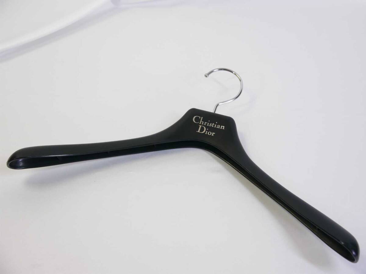 【依類用ハンガー】 クリスチャン ディオール　肩巾約44cm　洋服にクセのつかない幅3?4cm　樹脂制　カラー：ブラック　迅速発送　美品