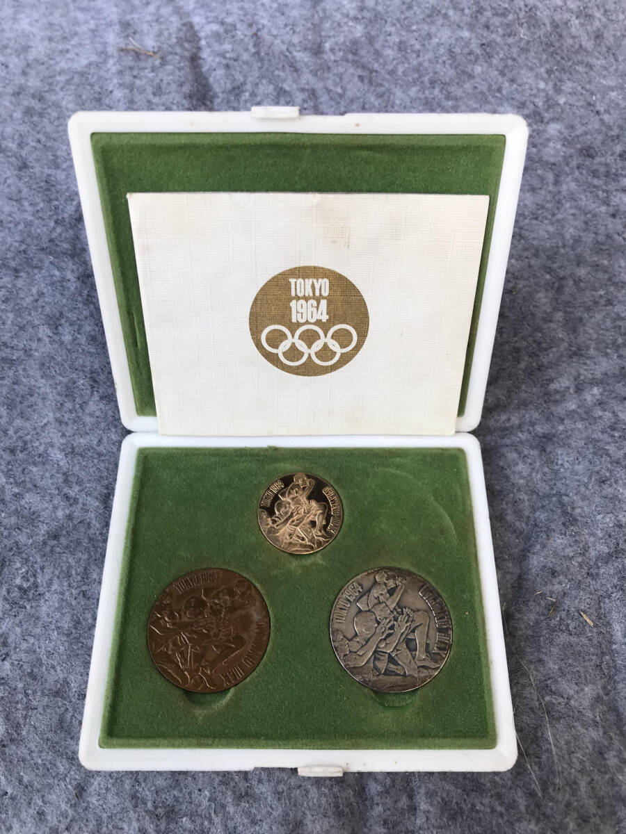 1964年 東京オリンピック記念メダル 金メダル：750/1000・銀メダル」：925/1000・銅メダル：丹銅  3枚セット(金製)｜売買されたオークション情報、Yahoo!オークション(旧ヤフオク!) の商品情報をアーカイブ公開 -  オークファン（aucfan.com）