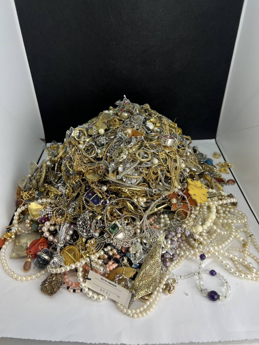 アクセサリー大量まとめ 約8㎏ イミテーション ブローチ アクセサリー大量まとめ 約8㎏ イミテーション ブローチ