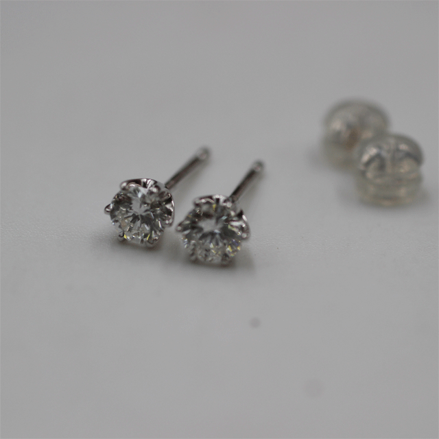 Pt900 ダイヤピアス 0.320ct　Ｈ VS-2 G 　0.328ct　G SI-1 G