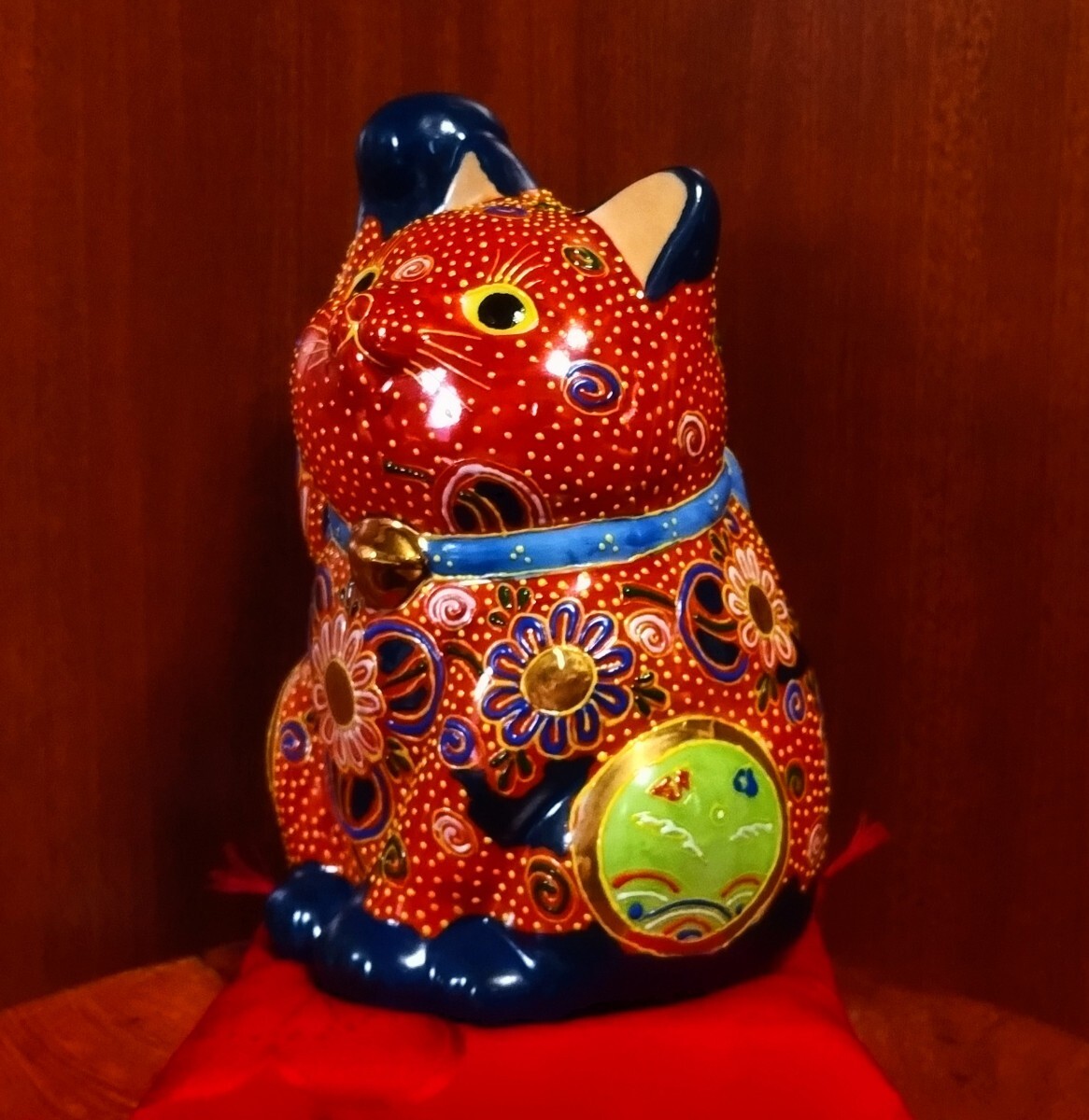 九谷焼 招き猫 7号 赤盛 右手上げ 丸猫 ダルマ猫 座布団&箱 九谷焼 招き猫 7号 赤盛 右手上げ 丸猫 ダルマ猫 座布団&箱