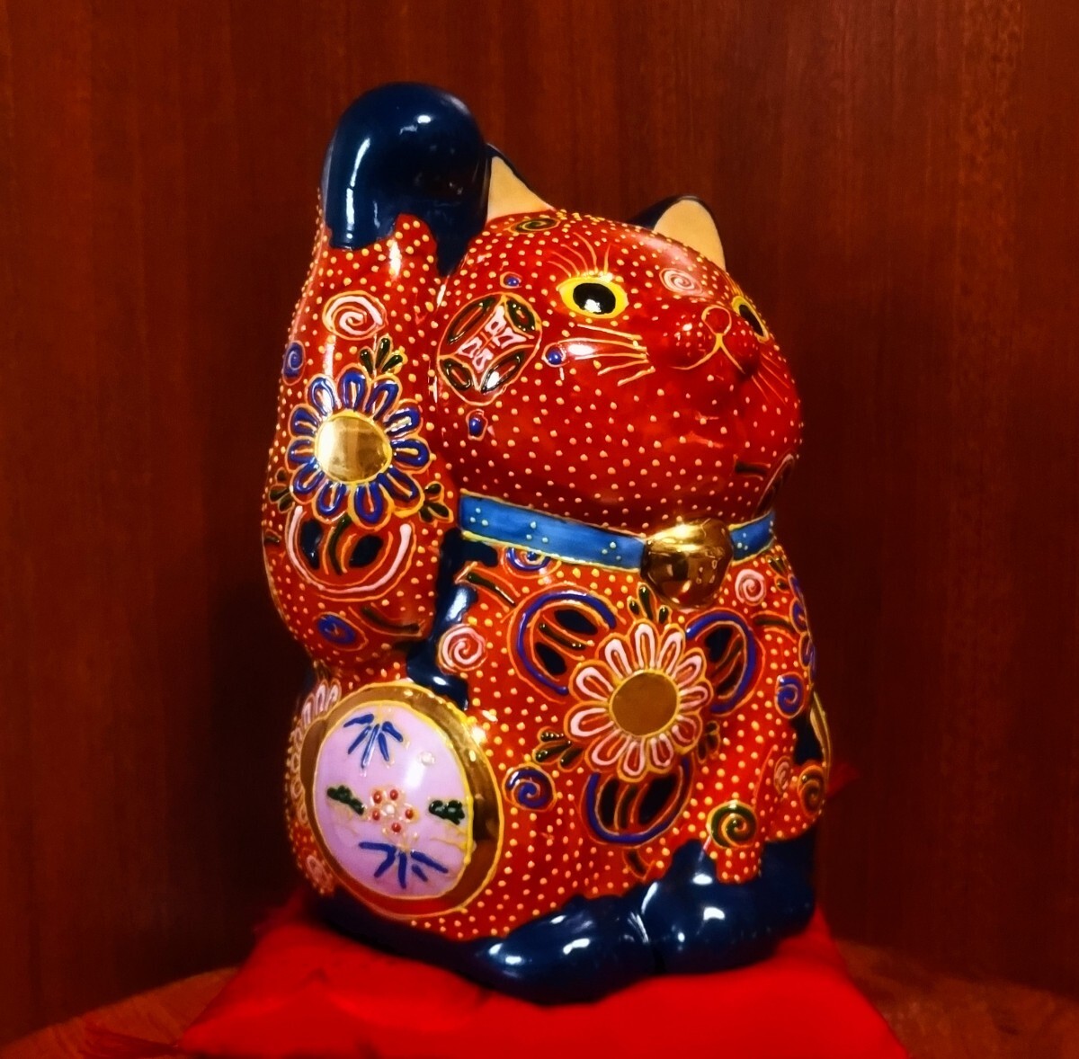 九谷焼 招き猫 7号 赤盛 右手上げ 丸猫 ダルマ猫 座布団&箱 九谷焼 招き猫 7号 赤盛 右手上げ 丸猫 ダルマ猫 座布団&箱