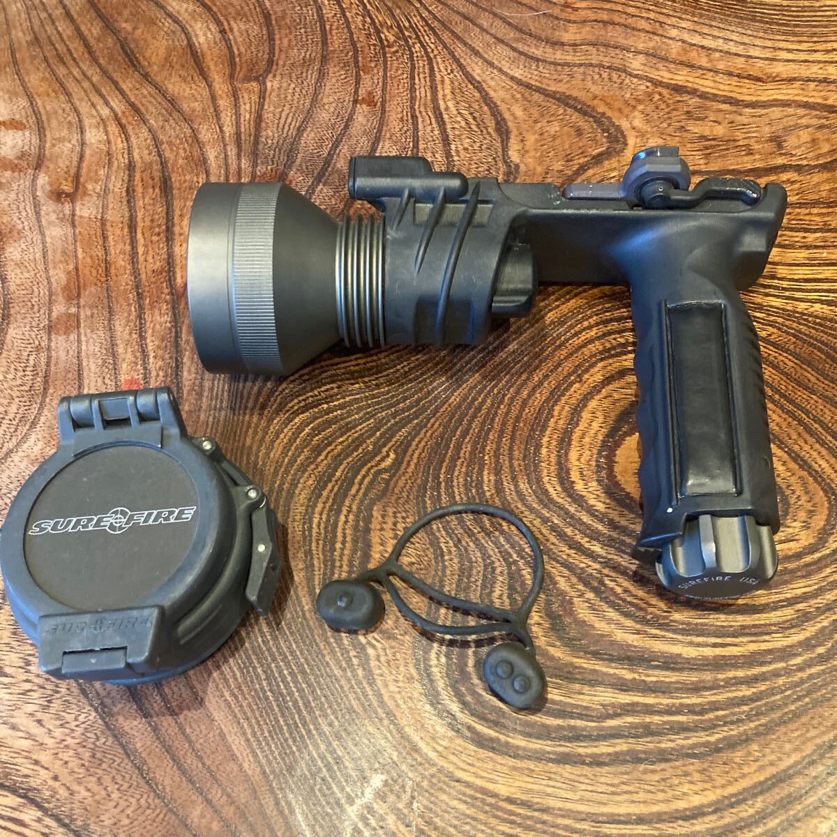 SUREFIRE M800実物 美品 ウェポンライト ハンディライト・懐中電灯 SUREFIRE M800実物 美品 ウェポンライト ハンディライト・懐中電灯