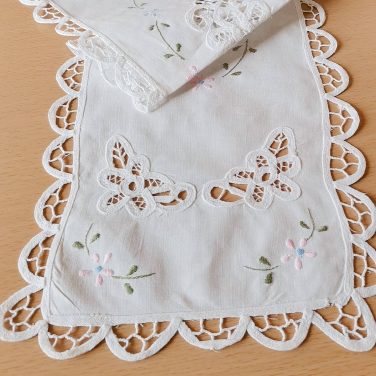 アンティークレース 刺繍 花柄 ホワイト色 マルチカバー 綿100 % テーブルクロス ハンドメイド