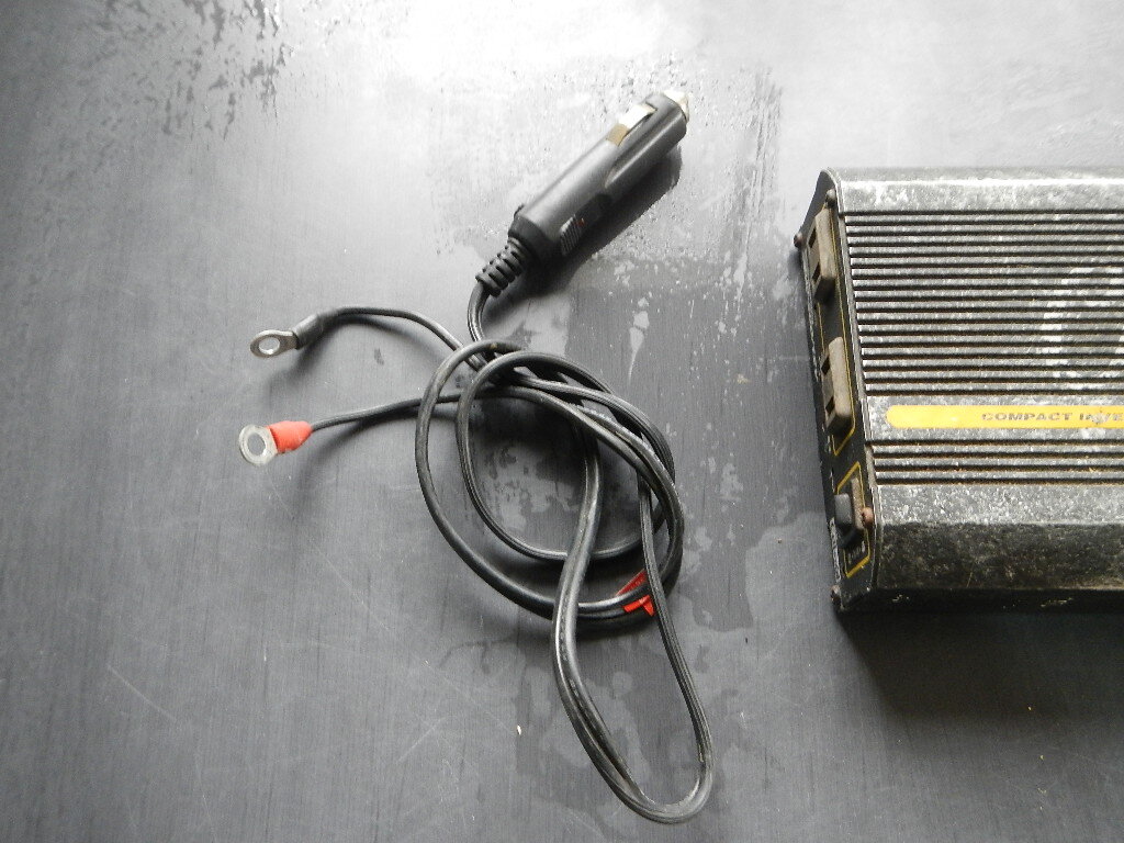 コンパクトインバータ　DAC-200／12V　入力DC12V／出力AC100V　200W　付屬ヶ－ブル付き