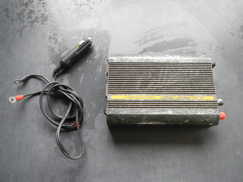 コンパクトインバータ　DAC-200／12V　入力DC12V／出力AC100V　200W　付屬ヶ－ブル付き