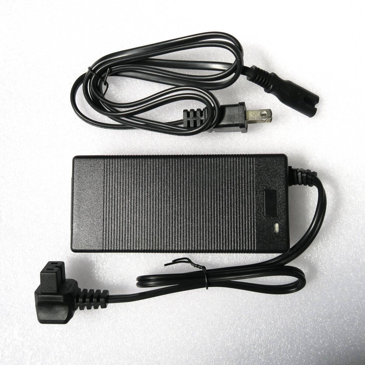 パーティを彩るご馳走や 2Way電源付属 未使用(開封のみ)32L ポータブル冷蔵庫 冷凍 30L~