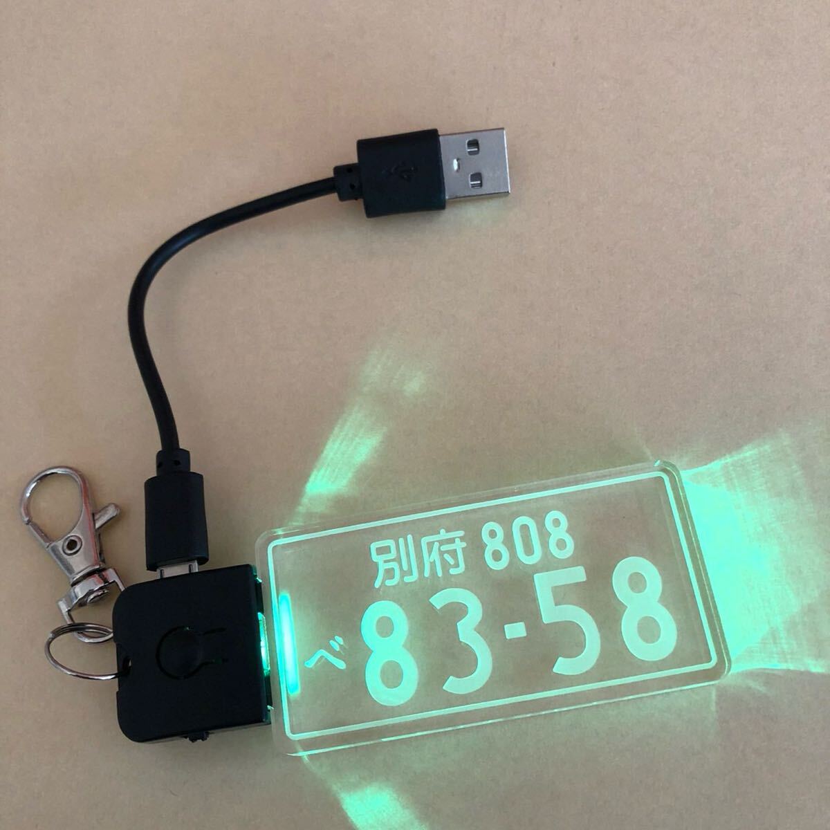 めっちゃカッコイイ光るナンバープレートキーホルダーLEDライト 充電式
