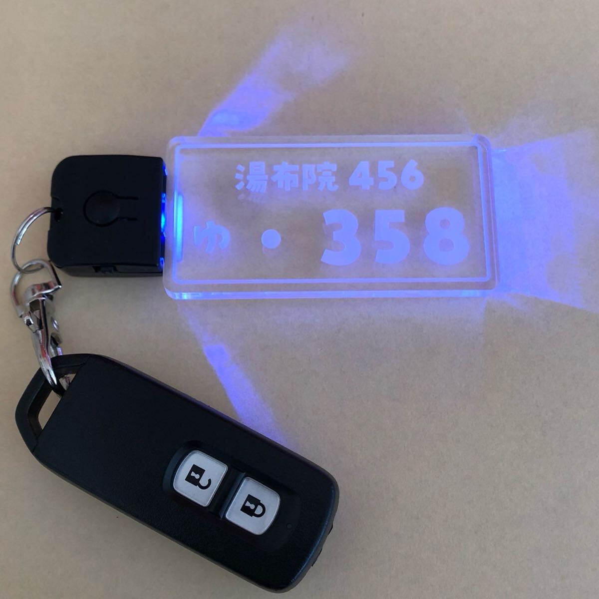 めっちゃカッコイイ光るナンバープレートキーホルダーLEDライト 充電式