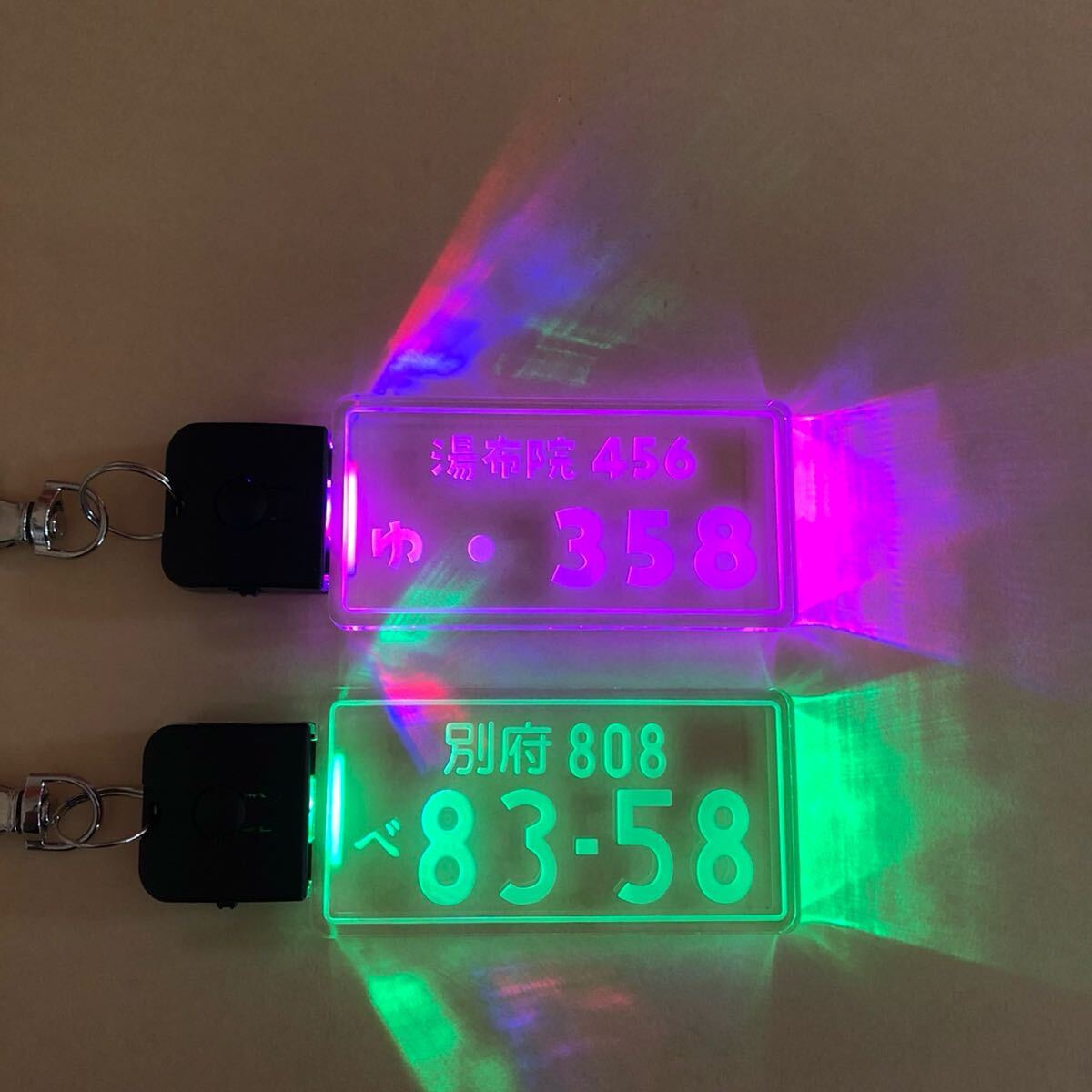 めっちゃカッコイイ光るナンバープレートキーホルダーLEDライト 充電式