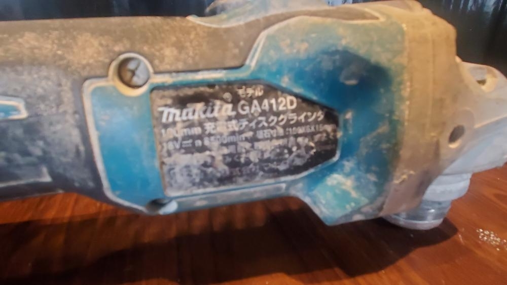 001♪おすすめ商品♪マキタ makita 充電式ディスクグラインダ GA412D フィルター・安全カバ-欠品