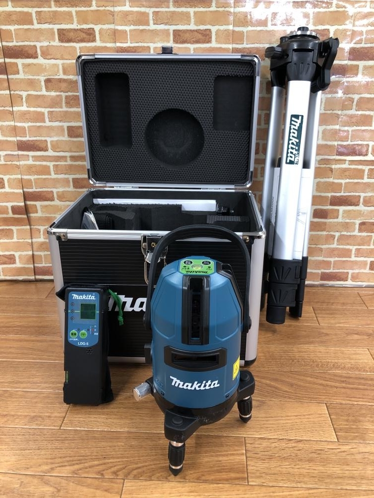 003☆未使用品・即決価格☆マキタ 充電式屋内・屋外兼用墨出し器 SK20GD　おおがね・ろく　本体+ケース+受光器+三脚