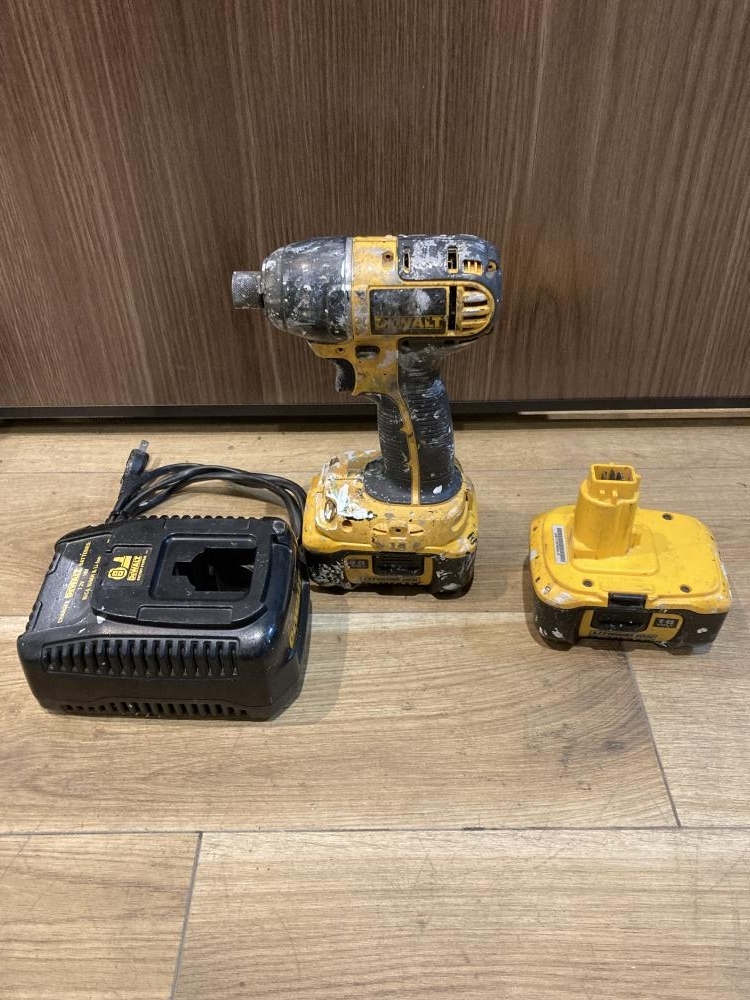 018★ジャンク品★DEWALT 18Vインパクトドライバ 型式不明 バッテリー2個・充電器付き・軸ブレあり・モーター部火花有