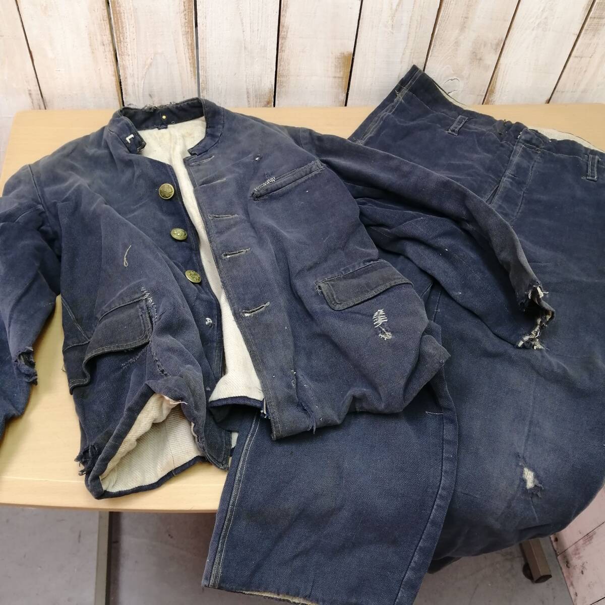 〇25010805 戦時中 学生服 ボロ 昭和 古布 当時物 上下3着 子供 〇25010805 戦時中 学生服 ボロ 昭和 古布 当時物 上下3着 子供