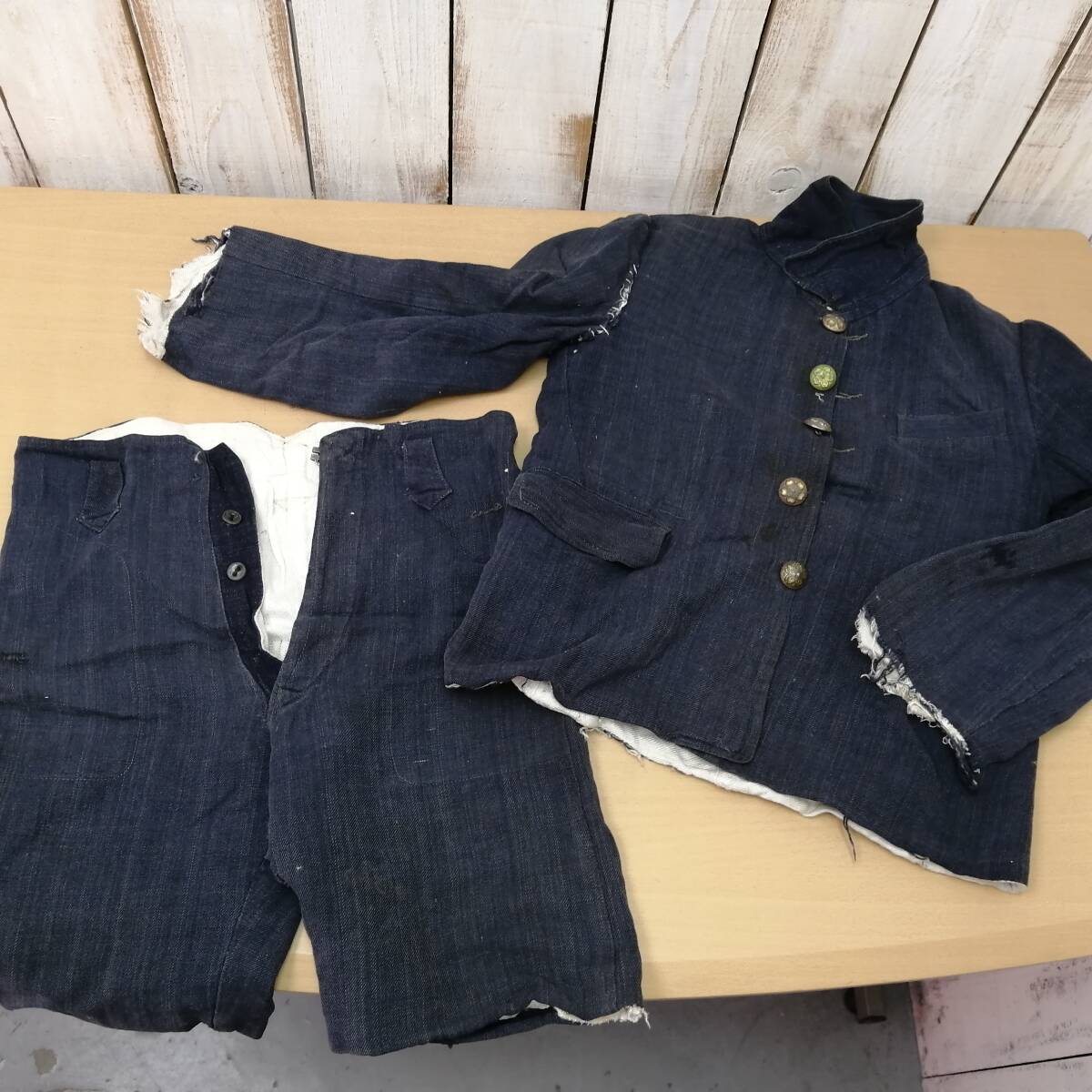 〇25010805 戦時中 学生服 ボロ 昭和 古布 当時物 上下3着 子供 〇25010805 戦時中 学生服 ボロ 昭和 古布 当時物 上下3着 子供
