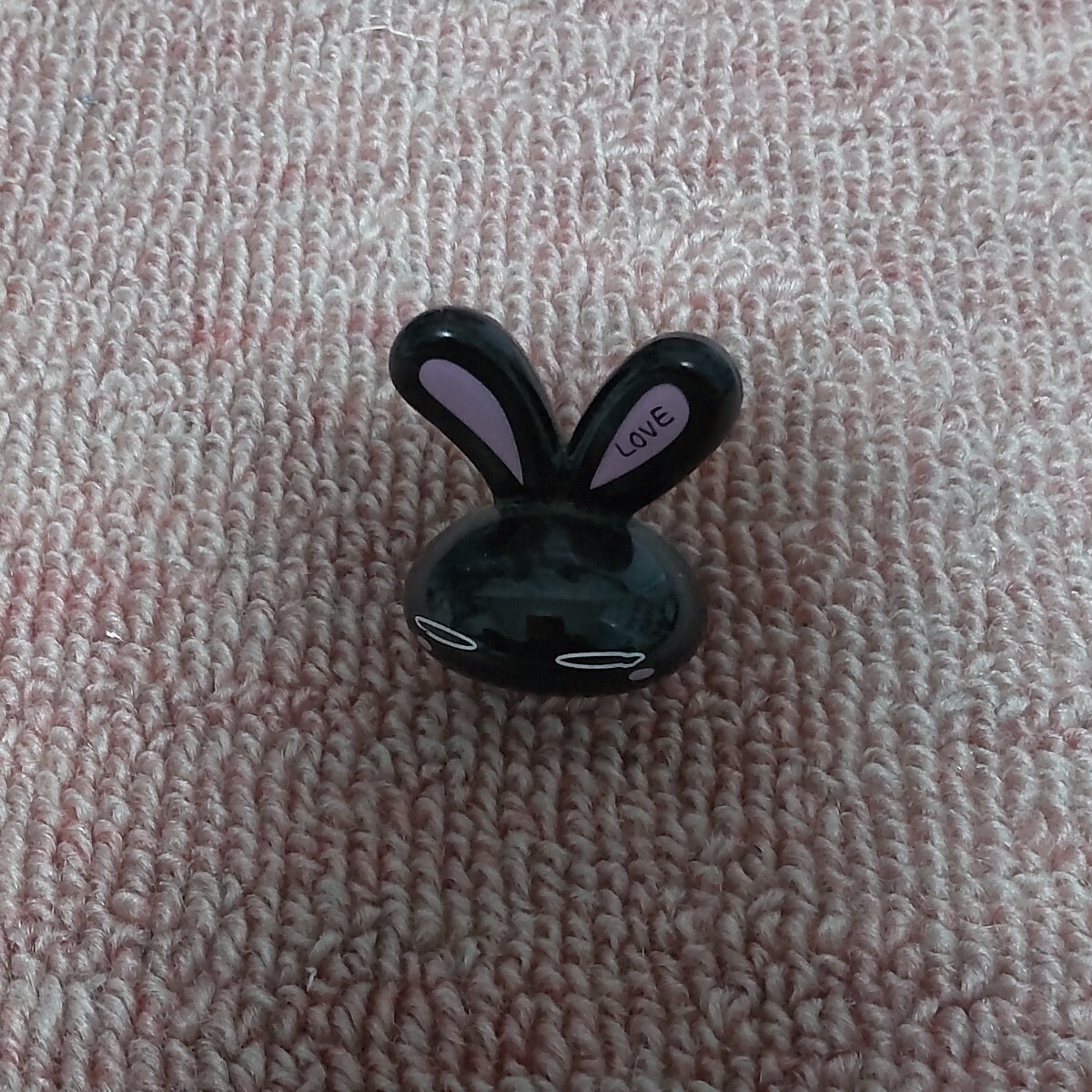 大塚愛さんデザイン。LOVE。うさぎ。チャーム。アミューズメント限定品。他で売ってません。縦。3.5cm。横3.2cm。厚み2.8cm。_画像1