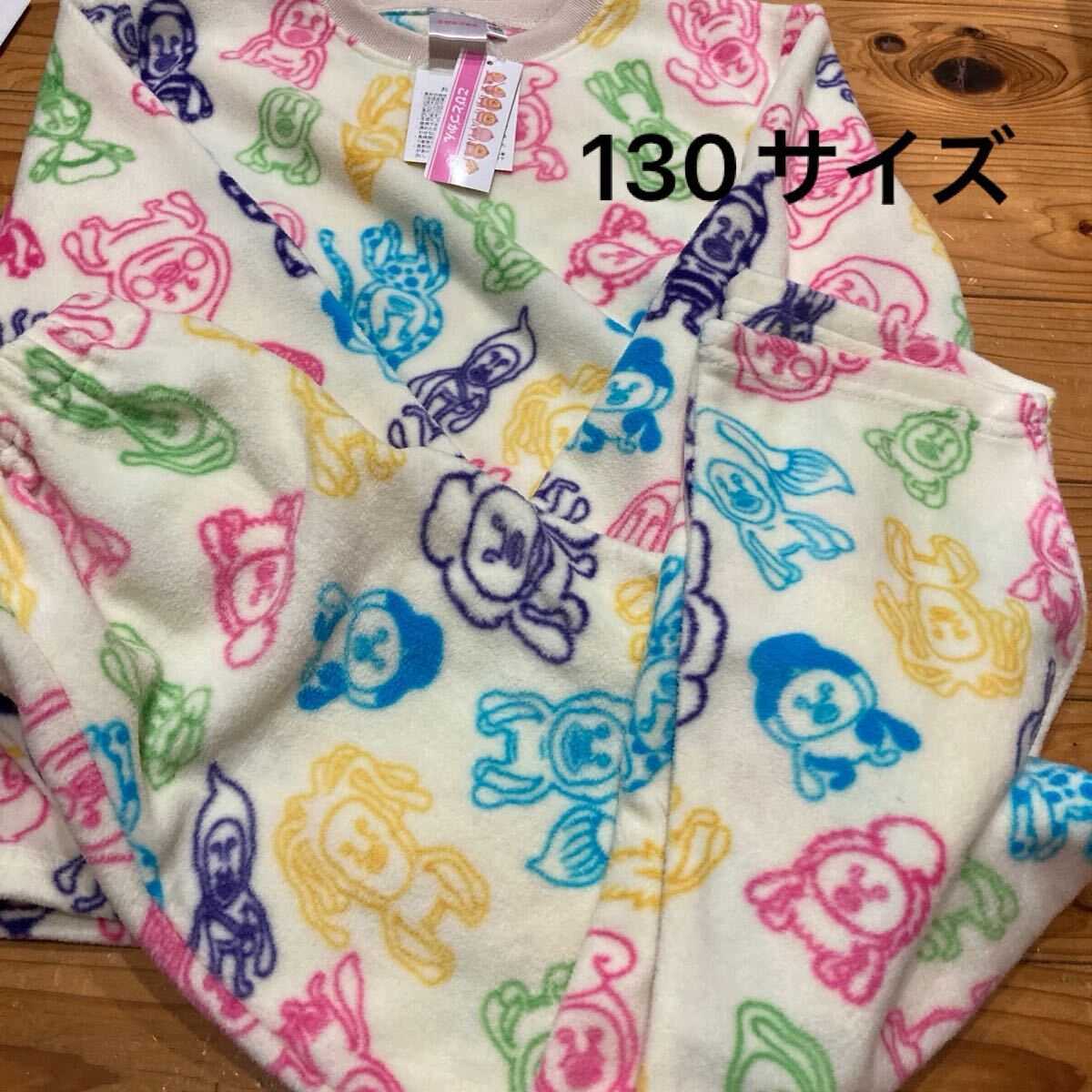 新品即決送料無料♪こびとづかん　こびとイロイロ　長袖　フリース　パジャマ　130サイズ ポリエステル100％　レア　人気　品薄