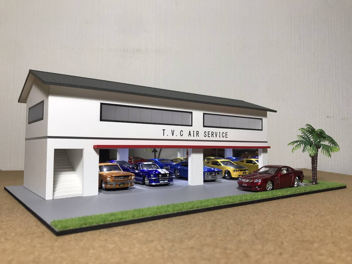 ミニカー専用ジオラマ：1/64 世田谷ベースタイプガレージ（ショールーム仕様）／シャッター＆LED照明付／外構仕上げ／希少モデル！