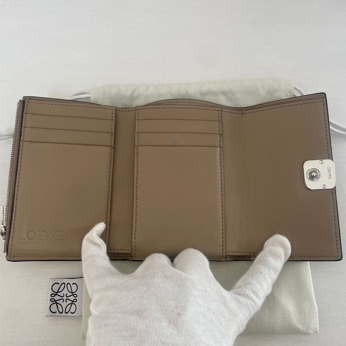 ロエベ アナグラム バーティカルウォレット スモール (ペブル ロエベ アナグラム バーティカルウォレット スモール (ペブル