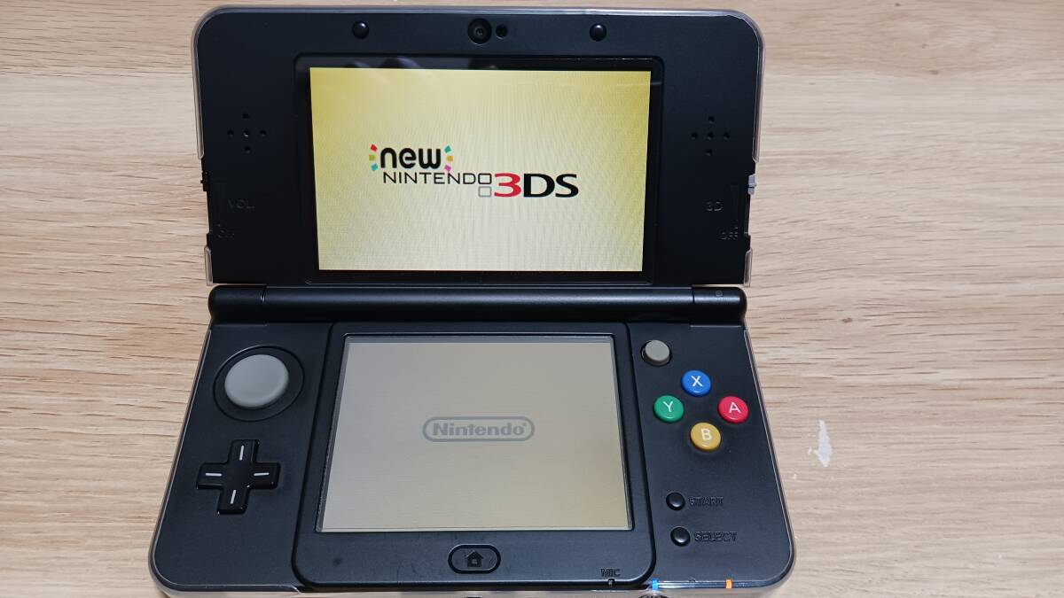【中古品】NEW 3DSブラック、ACアダプター、マリオカート７(ROMのみ)