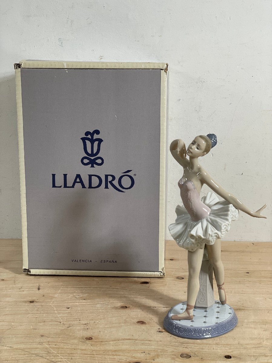 スペイン リヤドロ LLADRO 若い道化師 淡い色味が可愛らしい
