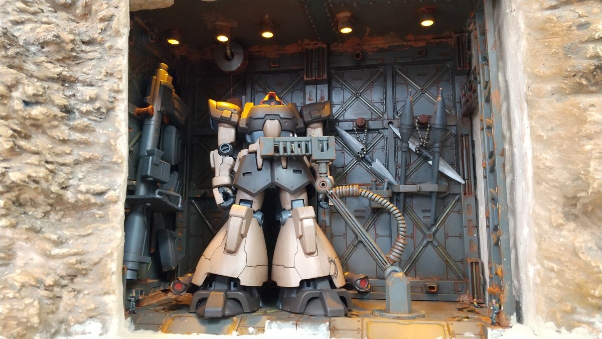 ガンダムUC　ジオン残党 隠れ家　自作ジオラマ　電飾付き　塗装済　完成品　HGドム・トローペン1/144　ジオン残党兵×5 （リペイント）