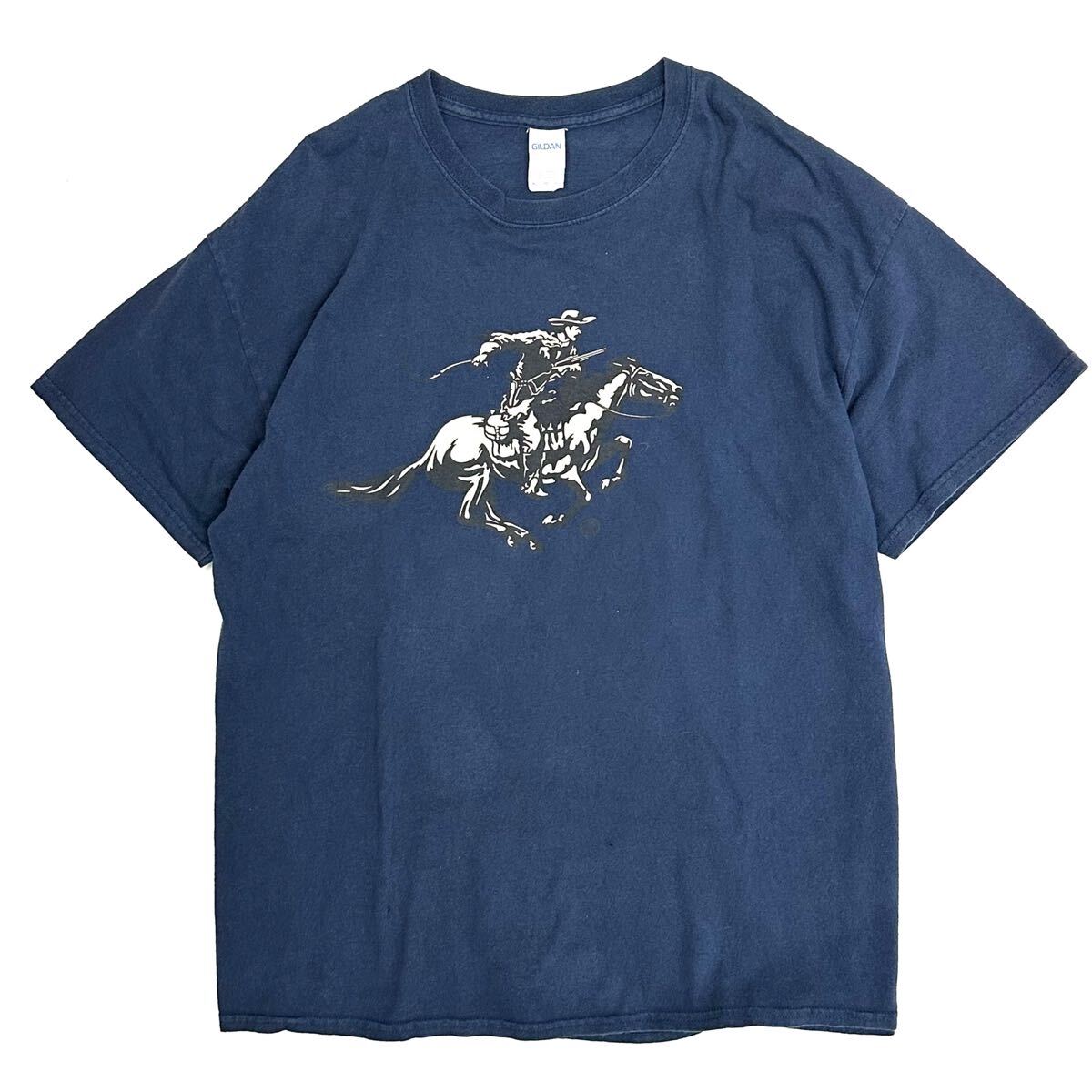ホンジュラス製 GILDAN ウィンチェスター COWBOY ウエスタン プリント Tシャツ(XL)ネイビー 紺色 半袖 メンズ