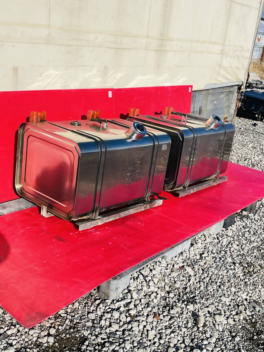 YST 大型 中型 トラック 鏡面 燃料タンク メイン燃料タンク 250L 250リットル 2個(gè)セット ステンレス制 ステーバンド付き Rei2391
