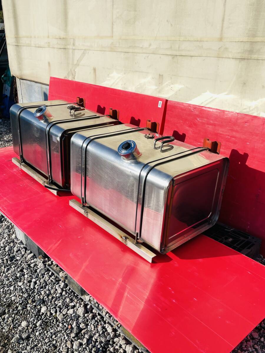 YST 大型 中型 トラック 鏡面 燃料タンク メイン燃料タンク 250L 250リットル 2個(gè)セット ステンレス制 ステーバンド付き Rei2391