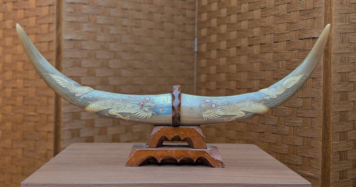10463 【龍の柄入り水牛の角 (^^♪カッコいい】 彫刻工芸品 台座 10463 【龍の柄入り水牛の角 (^^♪カッコいい】 彫刻工芸品 台座