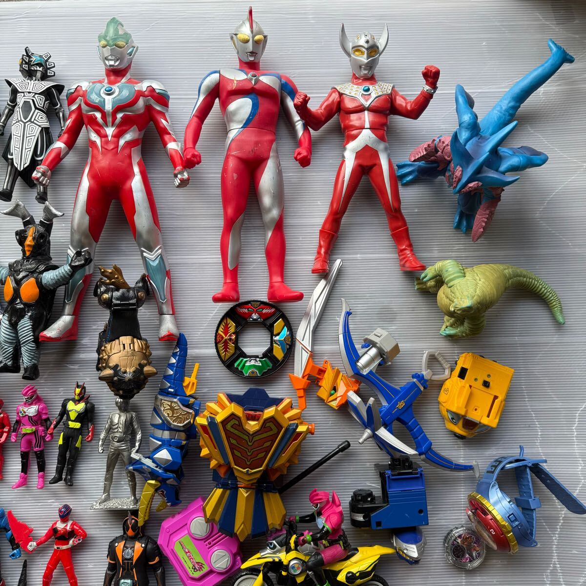 A547】送無 仮面ライダー 戦隊物 ウルトラマン他 ソフビ A547】送無 仮面ライダー 戦隊物 ウルトラマン他 ソフビ