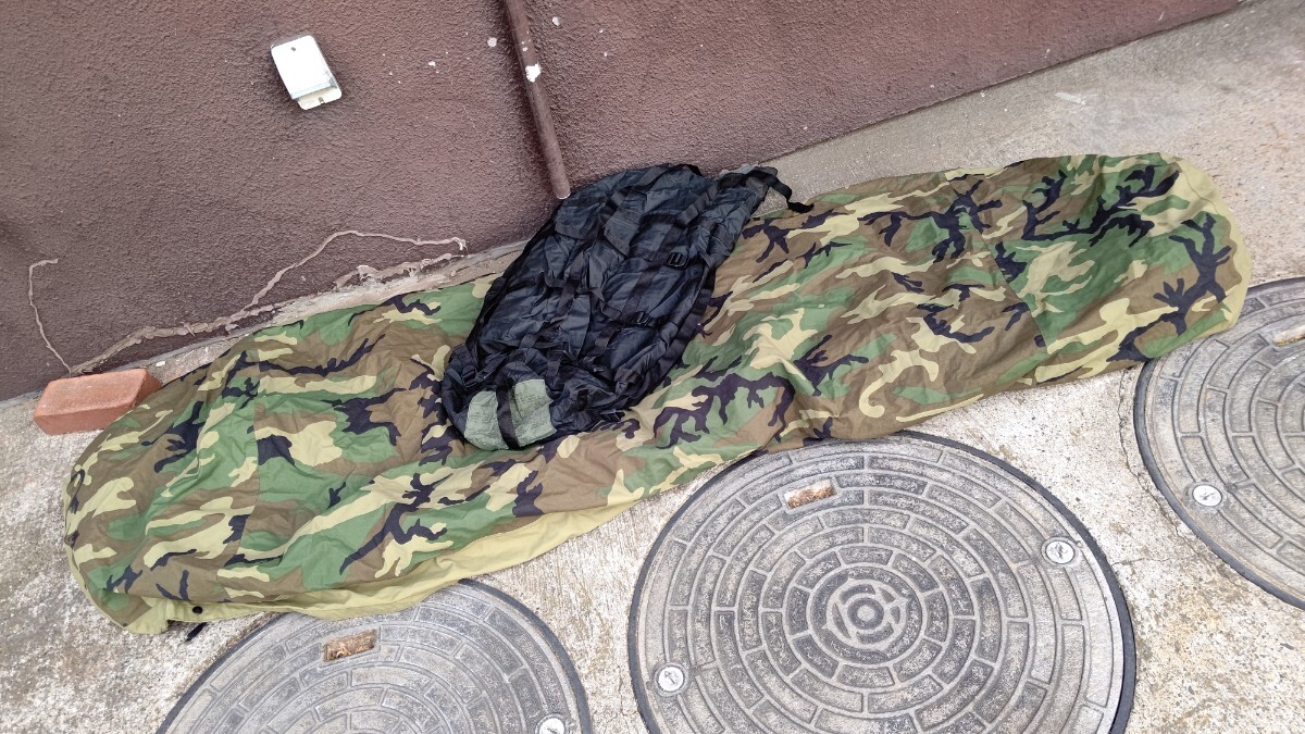 実物の米軍 アメリカ軍 ビバーグ寝袋の３点セット。ゴアテックス迷彩Bivyバック、寒冷地寝袋とら、レアな圧縮バック。