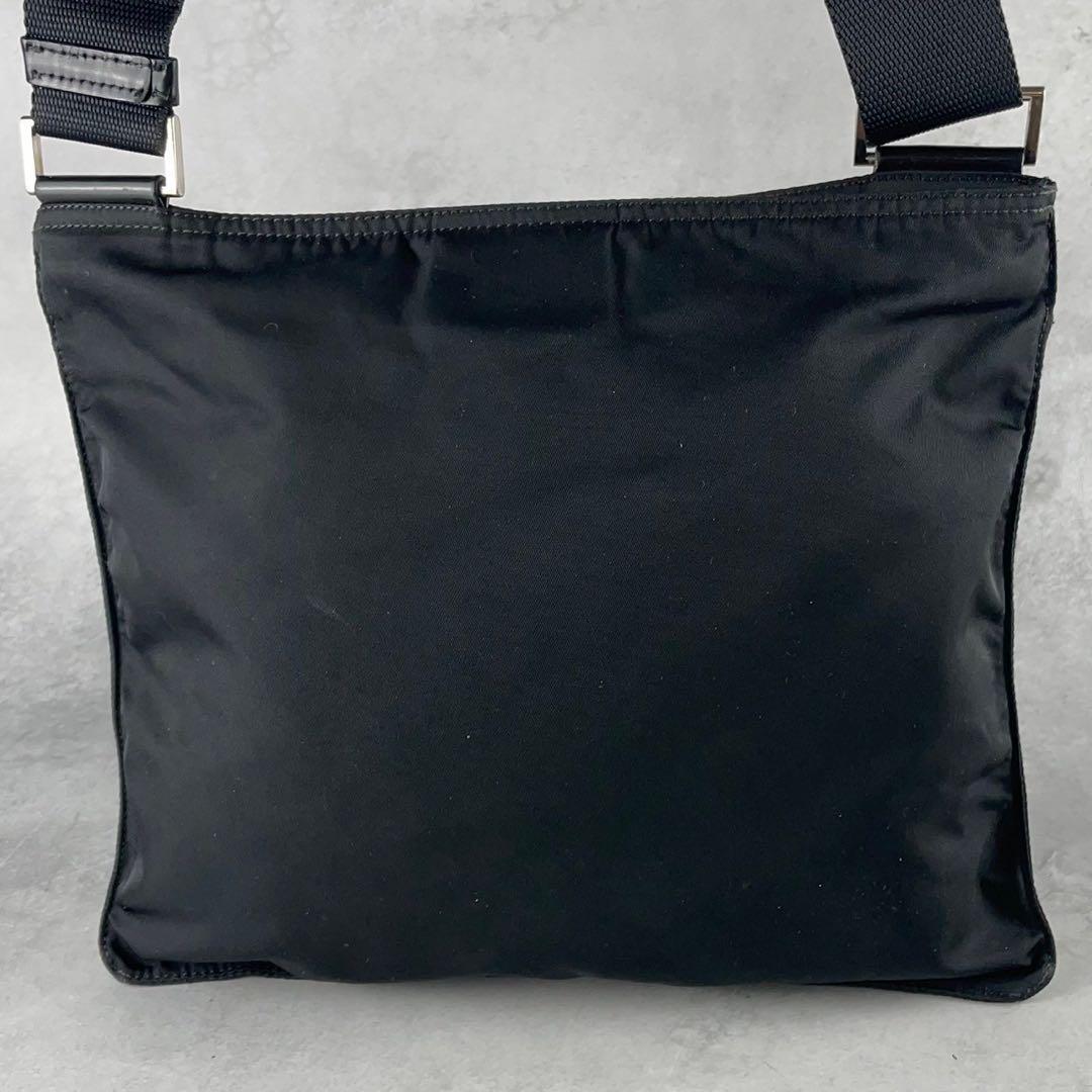 美品 PRADA ショルダーバッグ ポシェット ナイロン 三角ロゴ 美品 PRADA ショルダーバッグ ポシェット ナイロン 三角ロゴ
