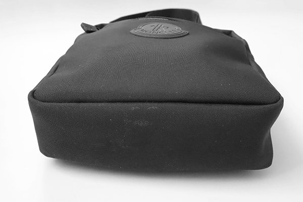 MONCLER ◆ PASCAL BOLSA ショルダーバッグ 黒 ナイロン ファスナーロゴ 斜め掛け可 ユニセックス モンクレール ◆ES15