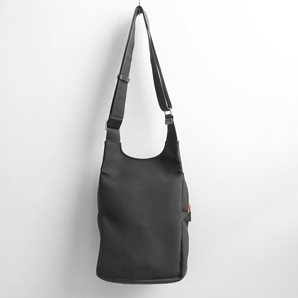 MONCLER ◆ PASCAL BOLSA ショルダーバッグ 黒 ナイロン ファスナーロゴ 斜め掛け可 ユニセックス モンクレール ◆ES15
