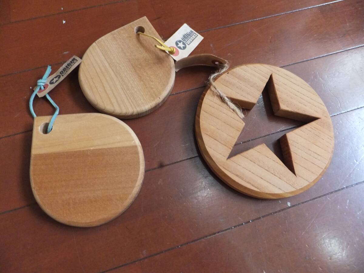未使用品！木制の鍋敷き１枚とコースター２枚！
