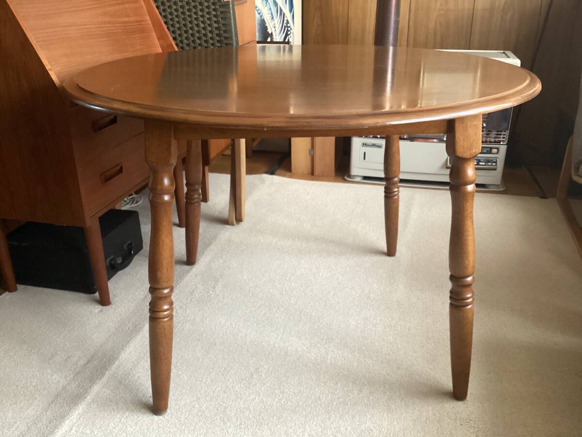 ◎ラウンドテーブル◎無垢材挽物加工脚+円形天板のダイニングテーブル●milino