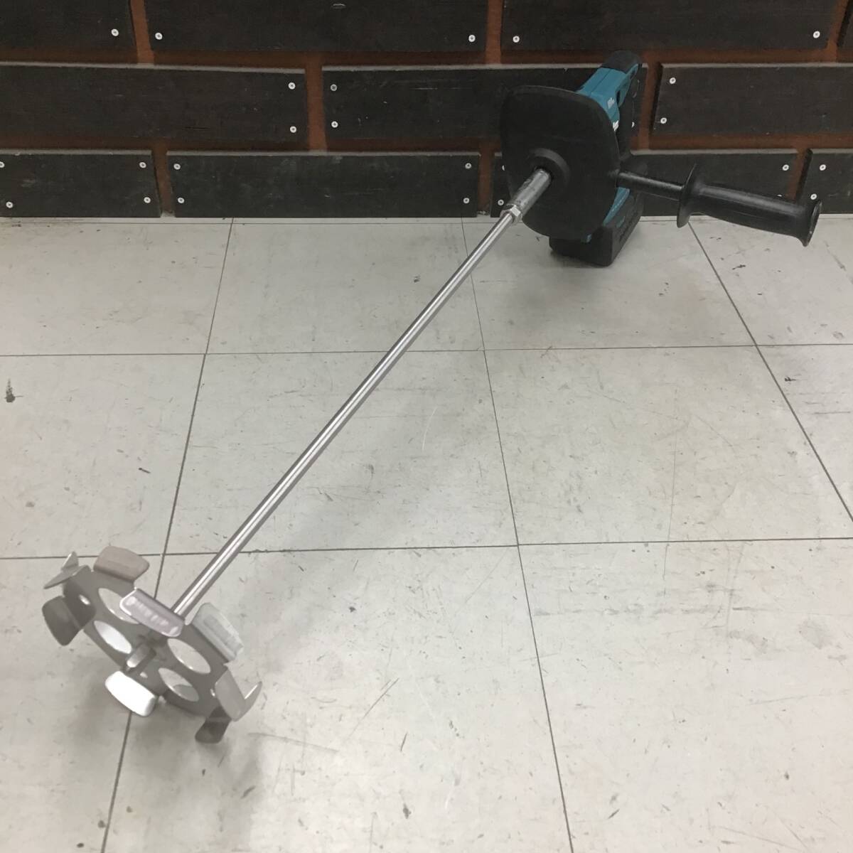 【中古品】 マキタ/makita) コードレスかくはん機 UT130DZ ■送料無料・代引き・店頭受取対応■