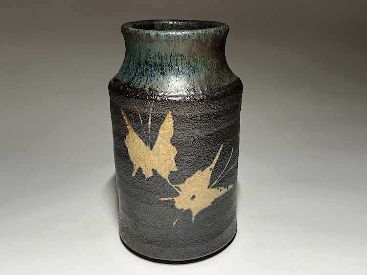 加藤釥 蒼釉花入 共箱 高さ28cm 東H5-0730①タトチ Yahoo!オークション - 【瑞】加藤釥作 背戸窯 蒼釉蝶文 花入 共箱 栞