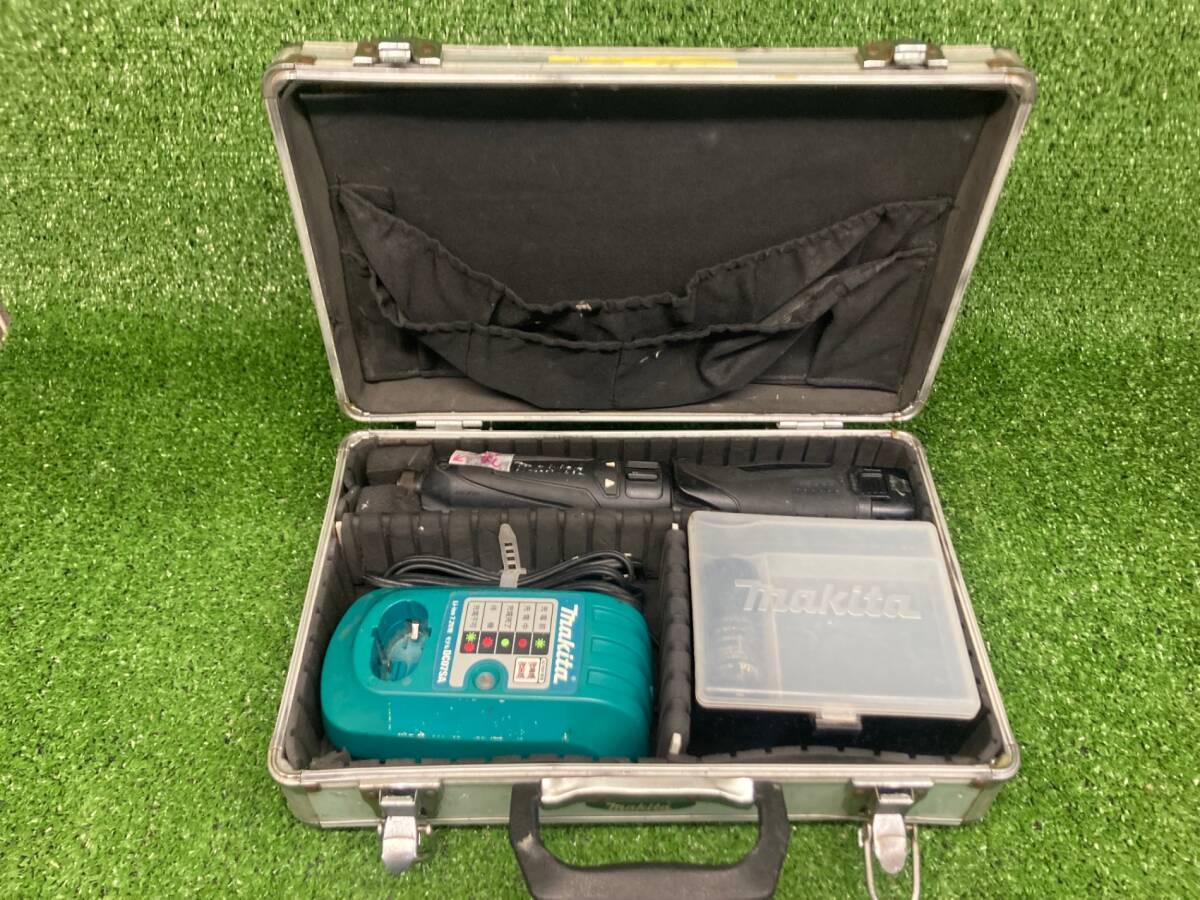 【中古品】makita(マキタ) 7.2v充電式ペンインパクトドライバ 黒(1.0Ahバッテリx1/充電器/ケース) TD021DSB　IT72TZGFB7AA