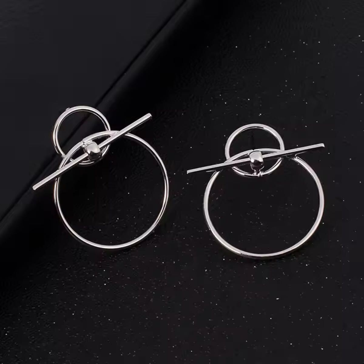 【新品未使用】 ループピアス シルバー両耳　レディースアクセサリー　ギフト　ジュエリー　プレゼント　銀