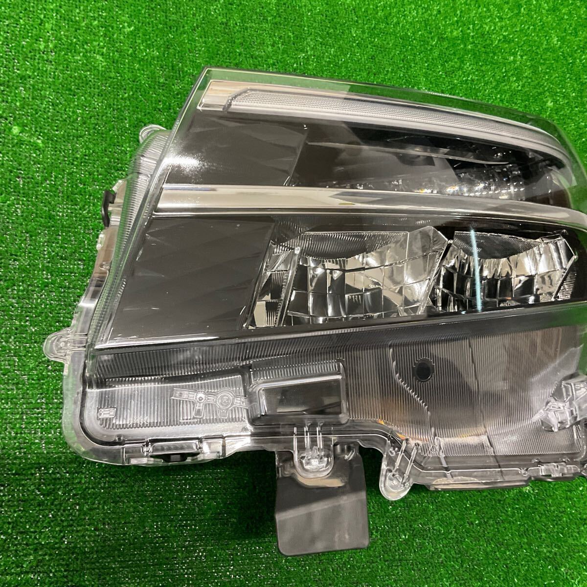 ダイハツ　タントカスタム　LA650S 純正　左側　ヘッドライト　KOITO:100-69096