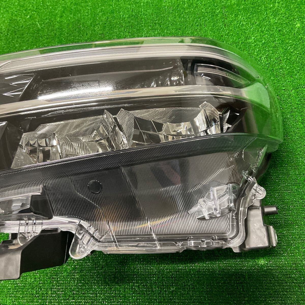 ダイハツ　タントカスタム　LA650S 純正　左側　ヘッドライト　KOITO:100-69096