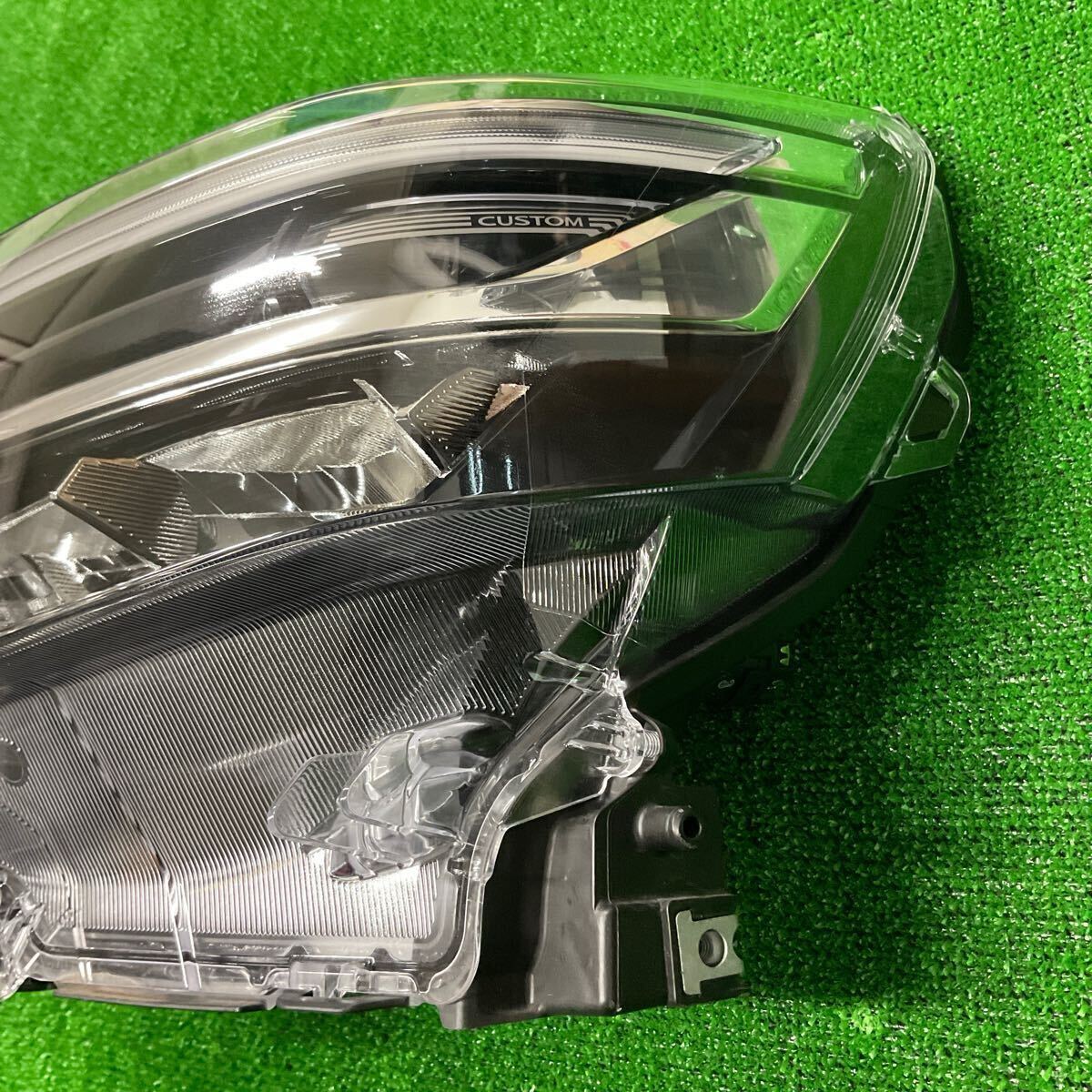 ダイハツ　タントカスタム　LA650S 純正　左側　ヘッドライト　KOITO:100-69096