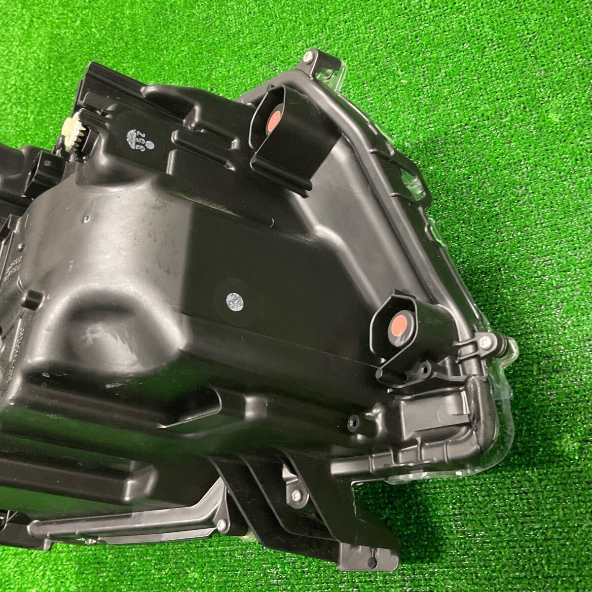 ダイハツ　タントカスタム　LA650S 純正　左側　ヘッドライト　KOITO:100-69096