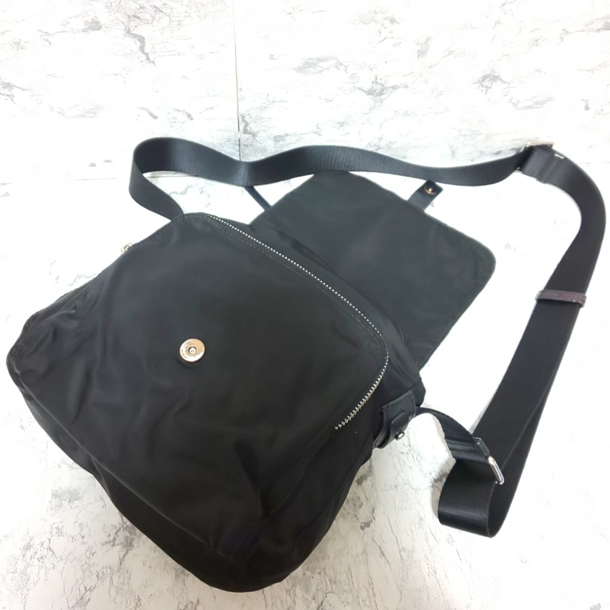 美品】TUMI トゥミ 強化ナイロン フラップミニショルダーバッグ 美品】TUMI トゥミ 強化ナイロン フラップミニショルダーバッグ