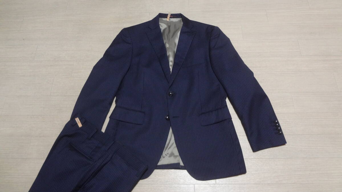 美品170cmW88cm★ベスト付★GOLDBIZ/P.S.FA★秋冬物★美シルエット★上質2Bスーツ/濃紺グレー織りストライプ★本切羽★スリーピース